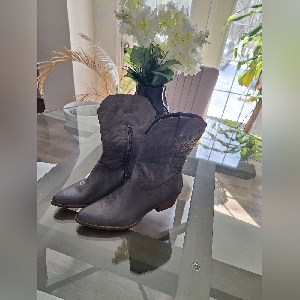 Western Style Cowboy Short Green Ladies Boots just for you! 🙂 Size 10..